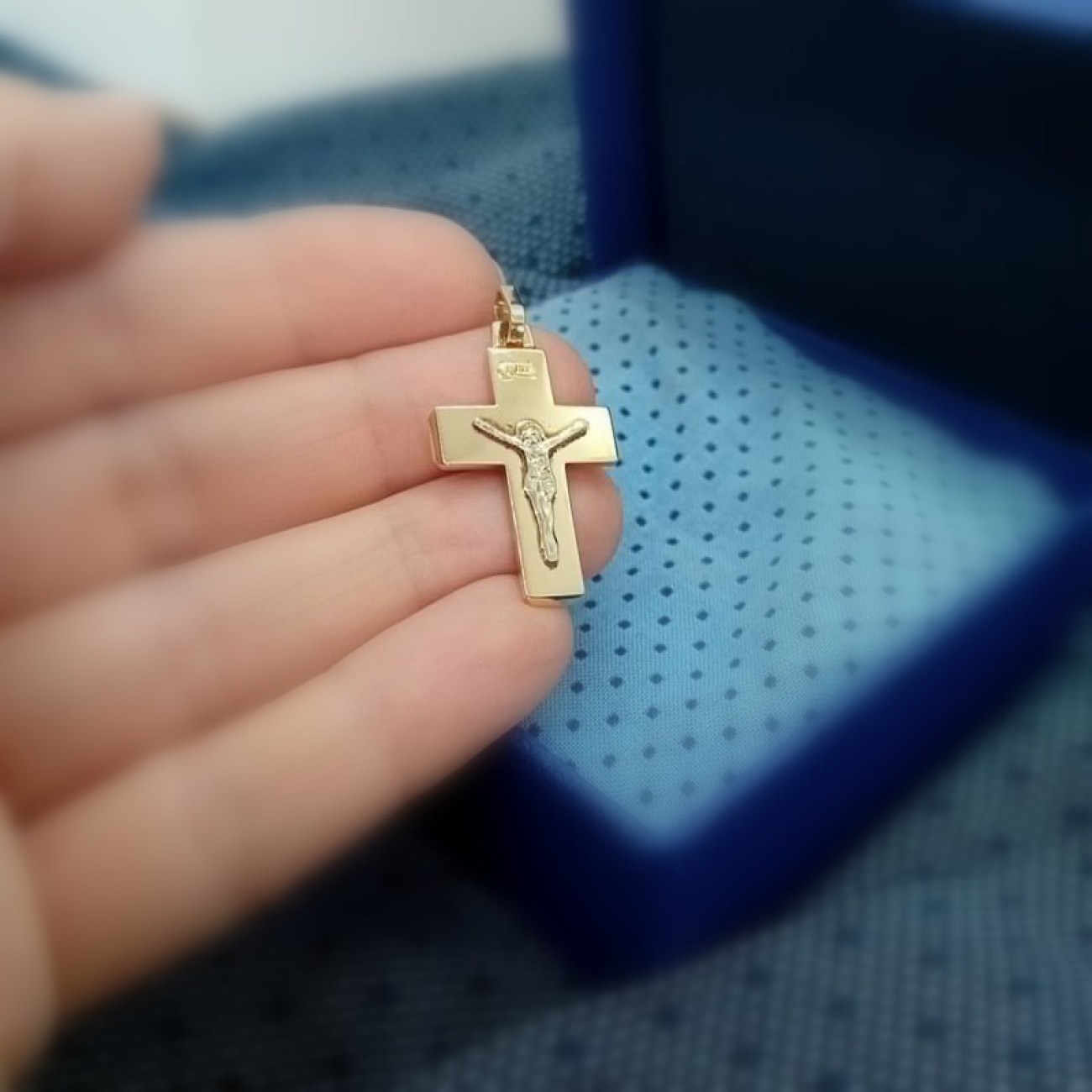 Χρυσός σταυρός Κ14 με ανάγλυφο ΕΣΤΑΥΡΩΜΕΝΟ